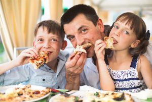 جویدن غذا به سلامت و حفظ وزن سالم کمک میکند جویدن صحیح غذا